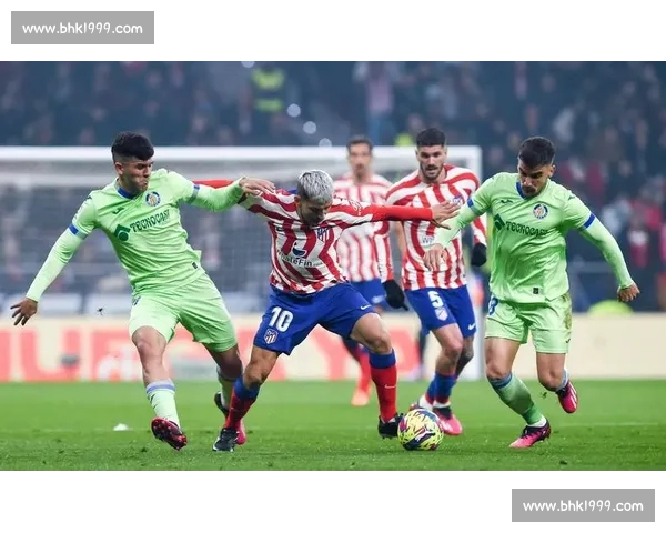 西甲焦点战直播比利亚雷亚尔迎战巴萨争冠关键一役全程高清解说